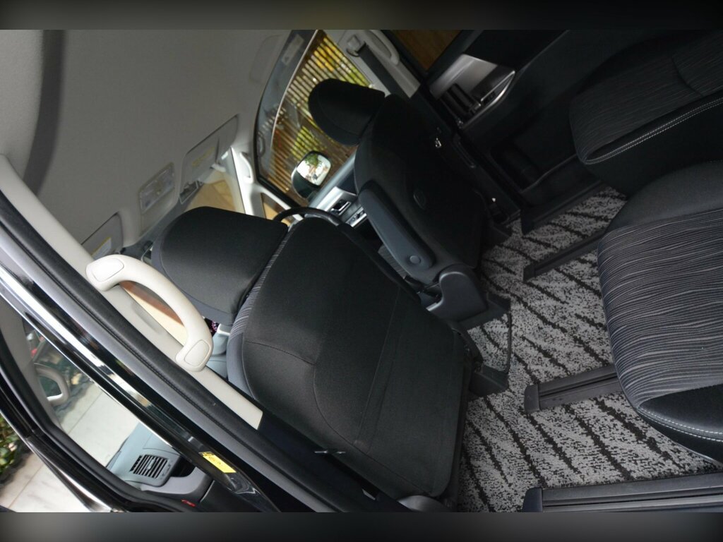 Toyota Voxy 2.0 5dr Black #29