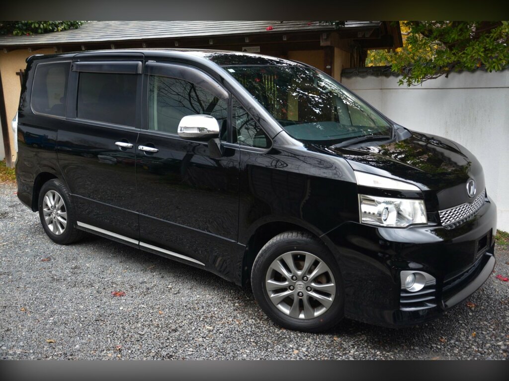 Toyota Voxy 2.0 Zs - Kiramaki Edition - Swivel Seats Black #4
