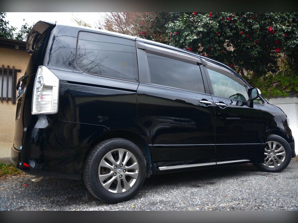 Toyota Voxy 2.0 5dr Black #7