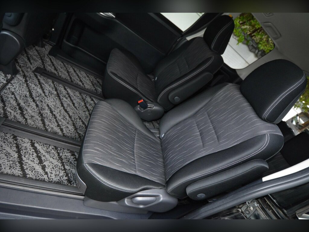 Toyota Voxy 2.0 5dr Black #30