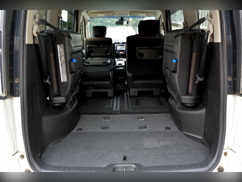 Nissan Serena Hybrid 2.0C , Black , Leather , 8 Seat Black #37