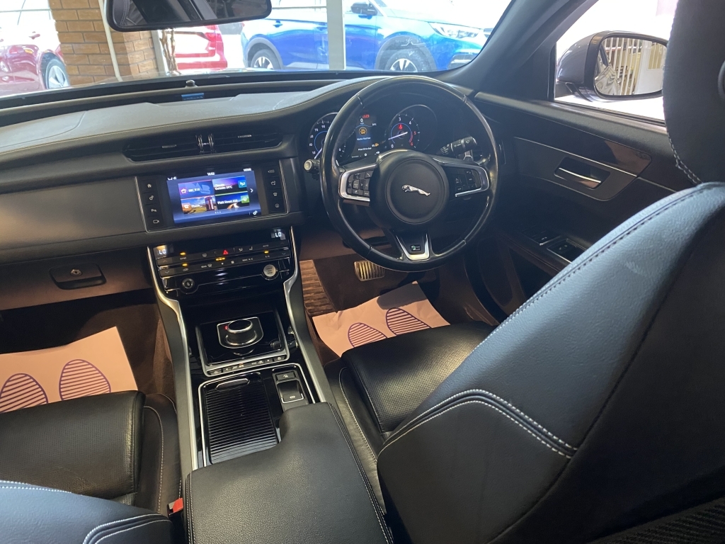 Jaguar XF 2.0D 180 R-sport White #10