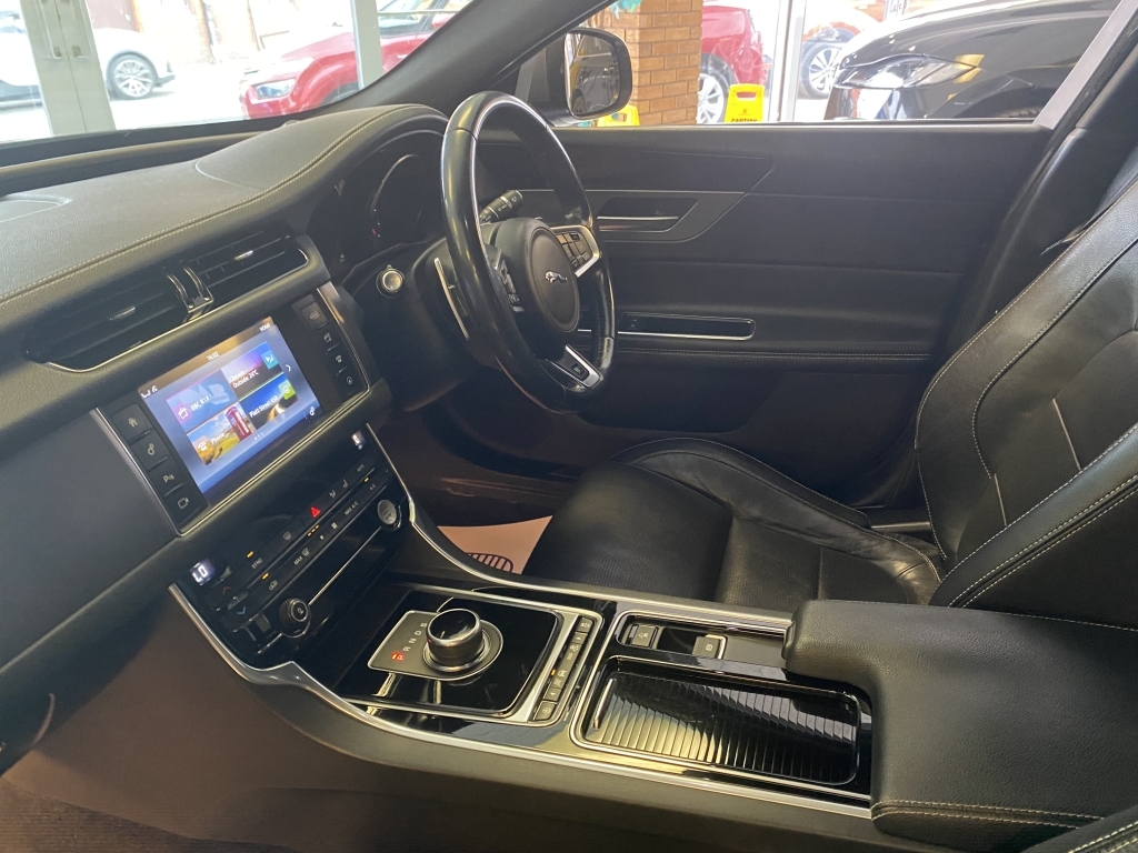 Jaguar XF 2.0D 180 R-sport White #8