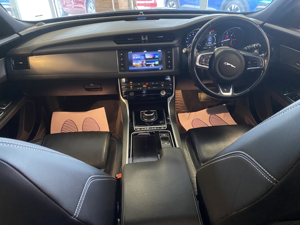 Jaguar XF 2.0D 180 R-sport White #11