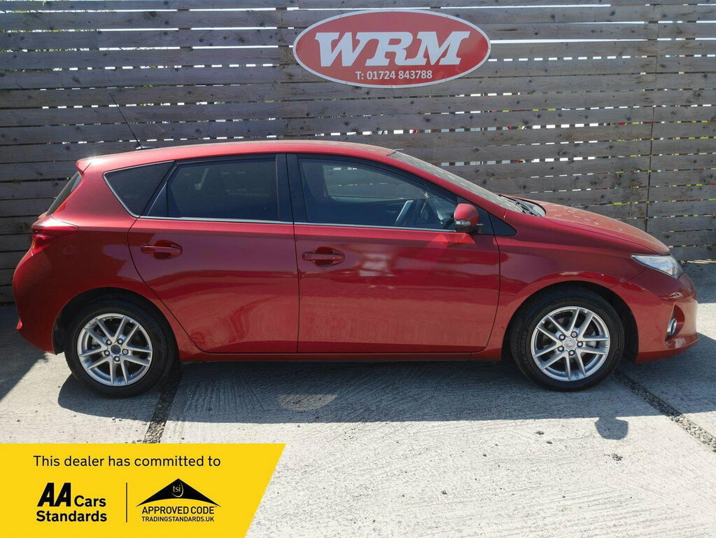 Toyota Auris 1.33 Dual Vvt-i Icon Plus Hatchback Man Red