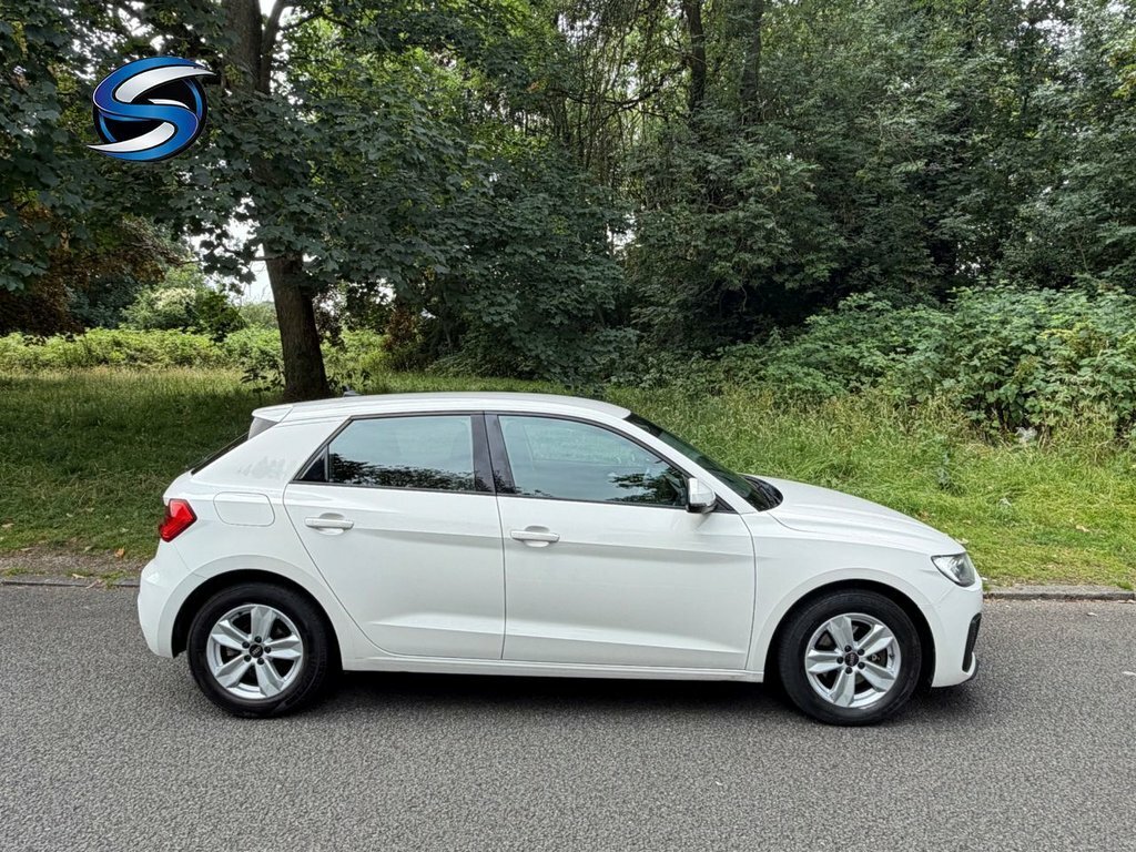 Audi A1 1L Se NK19WFC White #3
