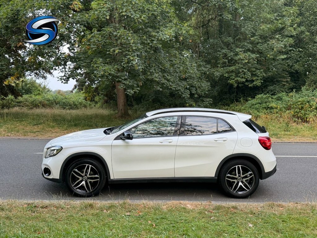 Mercedes-Benz GLA Class 1.6L Urban Edition White #4