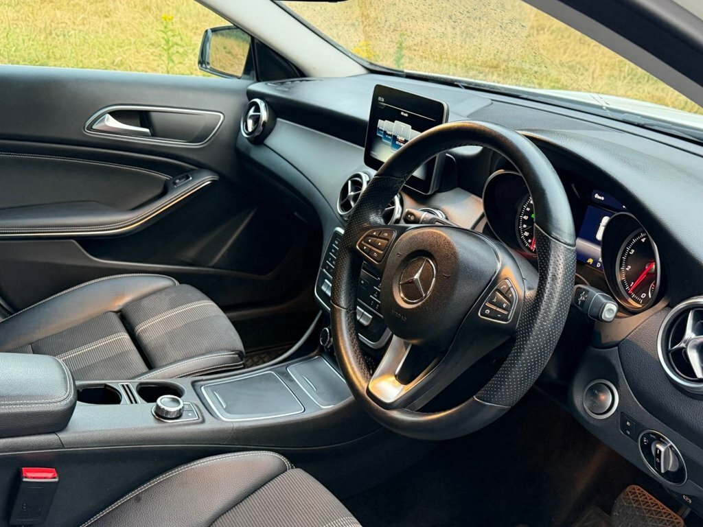 Mercedes-Benz GLA Class 1.6L Urban Edition White #2