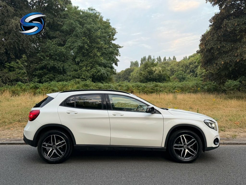 Mercedes-Benz GLA Class 1.6L Urban Edition White #3