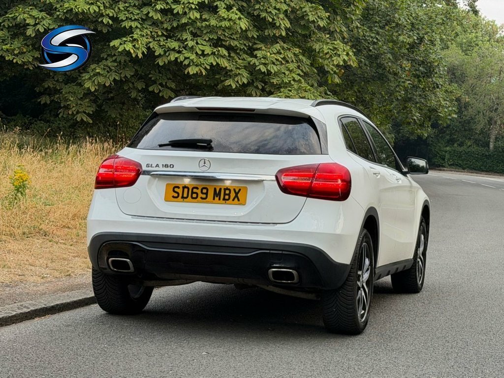 Mercedes-Benz GLA Class 1.6L Urban Edition White #5