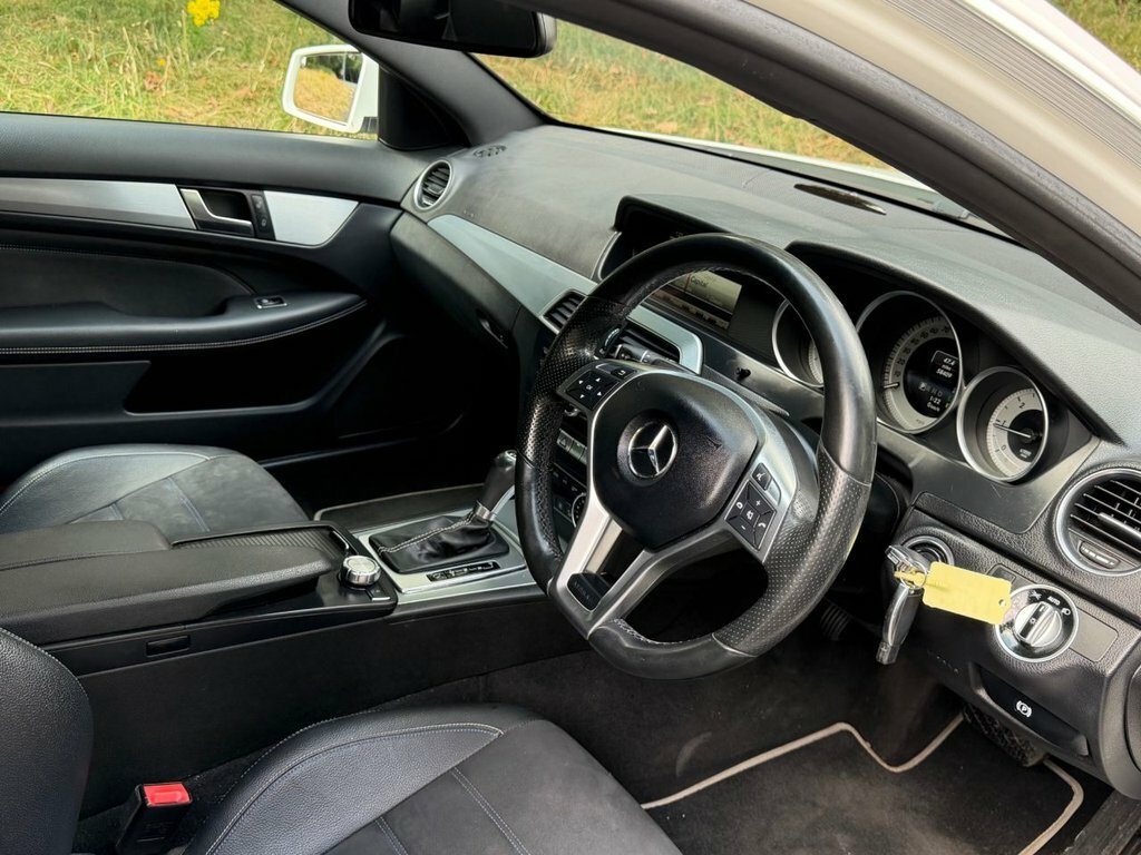Mercedes-Benz C Class 2.1L Amg Sport Edition White #2