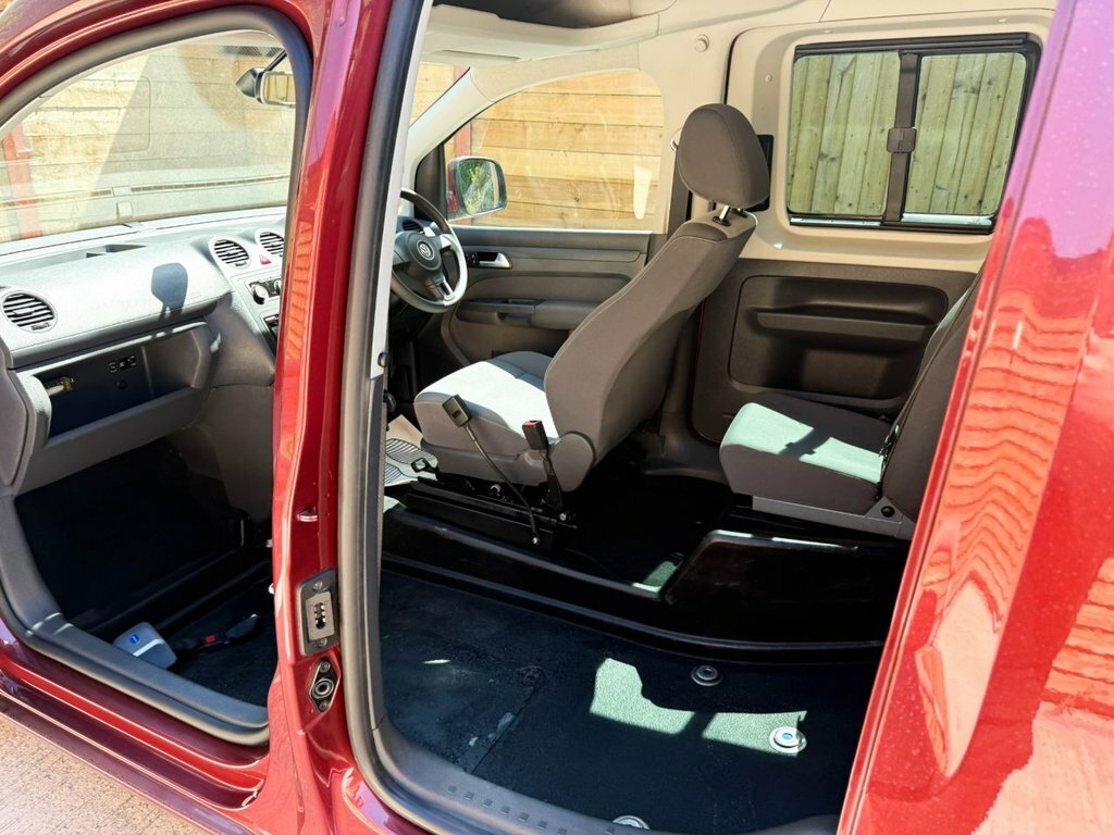 Volkswagen Caddy Life Life 2014 64 Purple #22
