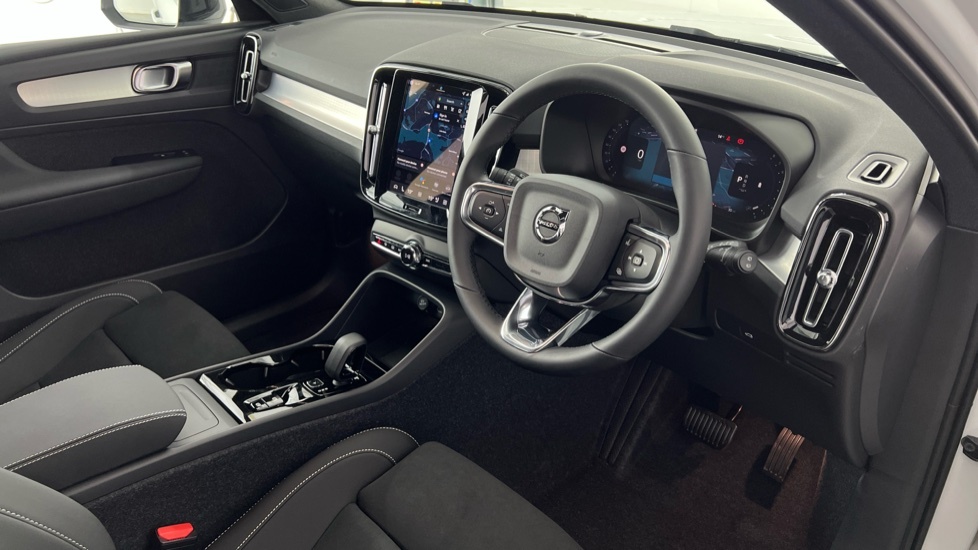 Volvo XC40 Plus, B3 Mild Hybrid, Dark White #4