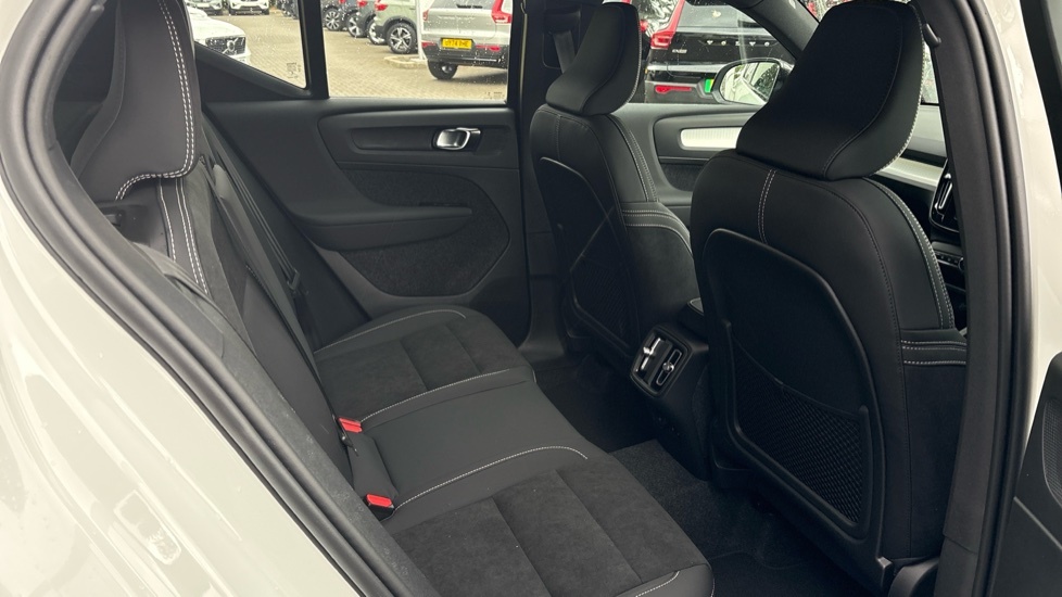 Volvo XC40 Plus, B3 Mild Hybrid, Dark OW26YYA White #6