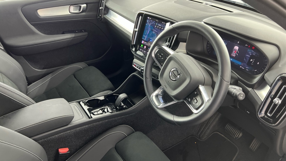 Volvo XC40 Plus, B3 Mild Hybrid, Dark RV75UZX Black #4