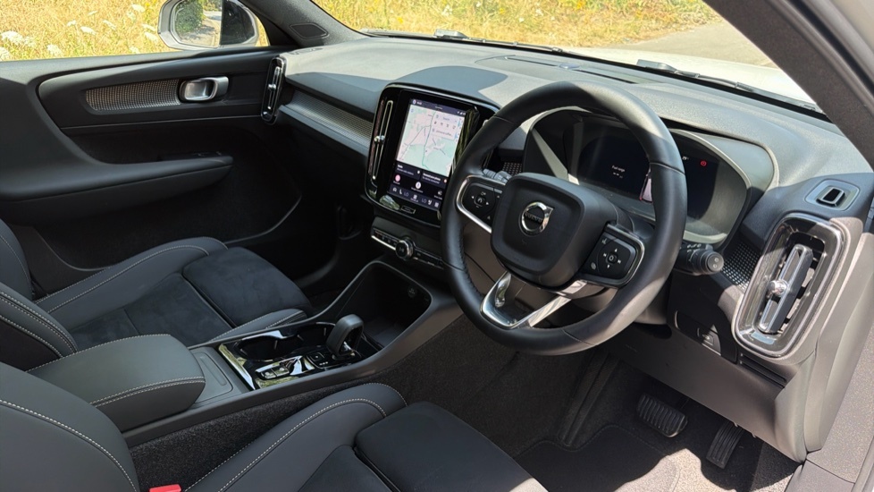 Volvo XC40 Plus, B3 Mild Hybrid, Dark RJ25EYC White #4