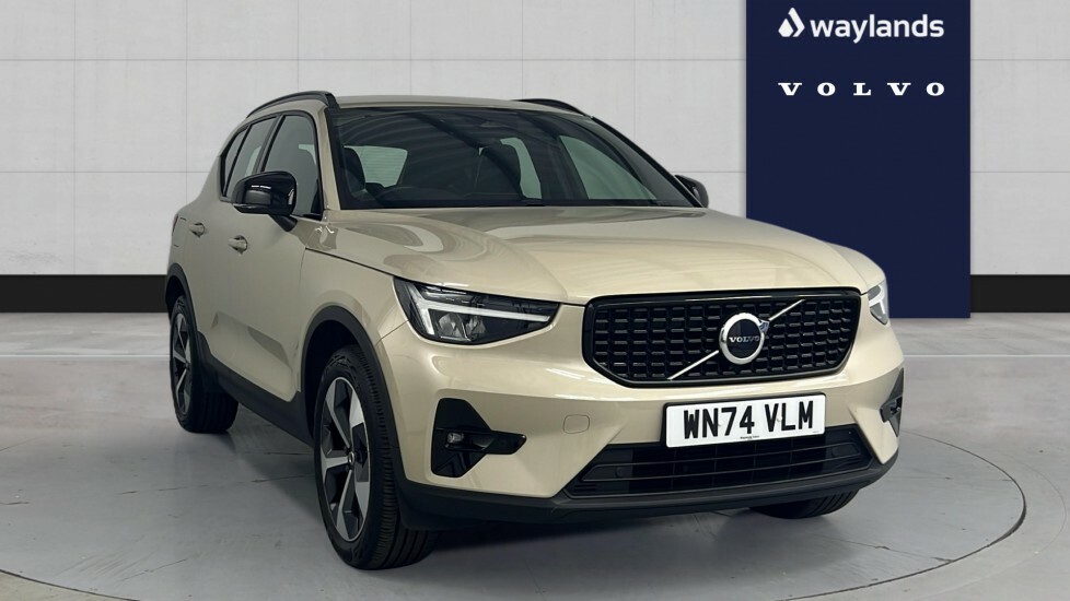 Volvo XC40 Plus, B3 Mild Hybrid, Dark Gold