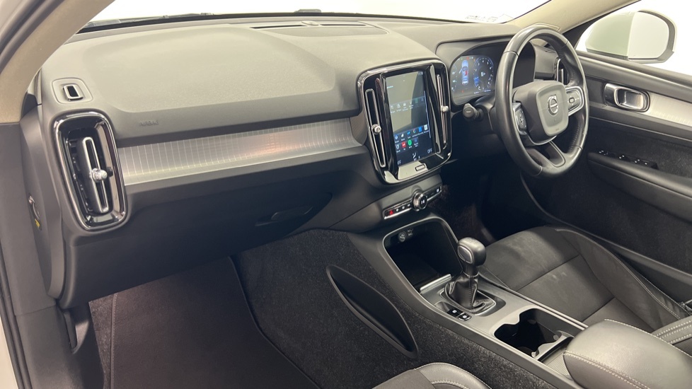 Volvo XC40 T3 Momentum White #3
