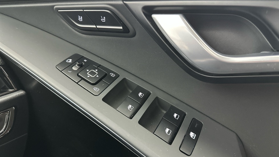 Kia e-Niro 64.8Kwh 4 Suv White #17