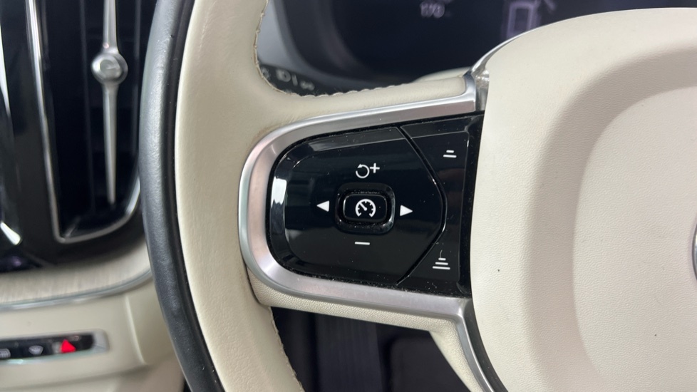 Volvo XC60 Inscription Pro Black #20