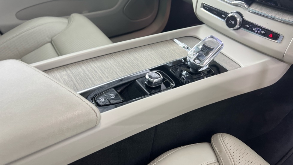 Volvo XC60 Inscription Pro Black #24