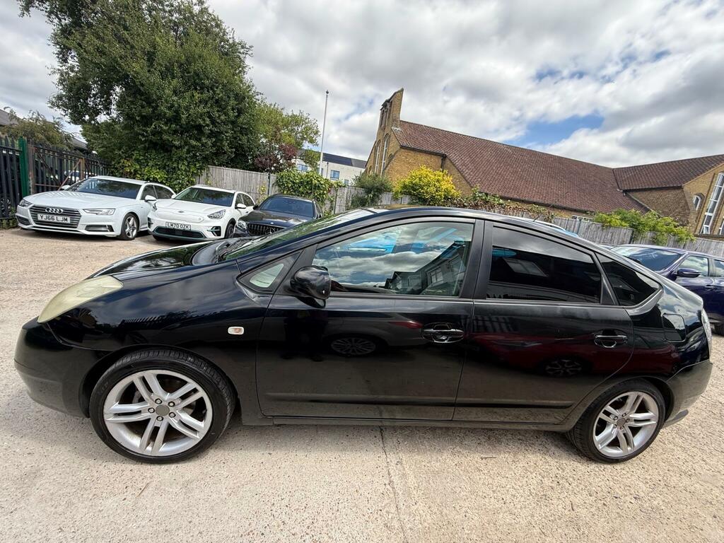 Toyota Prius T Spirit Black #4