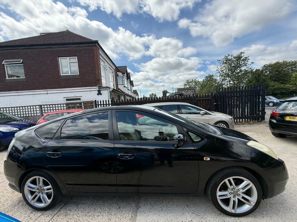 Toyota Prius 1.5 T4 Cvt Black #8