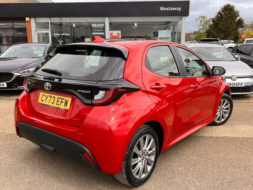 Toyota Yaris 1.5 Hybrid Icon Cvt Red #3