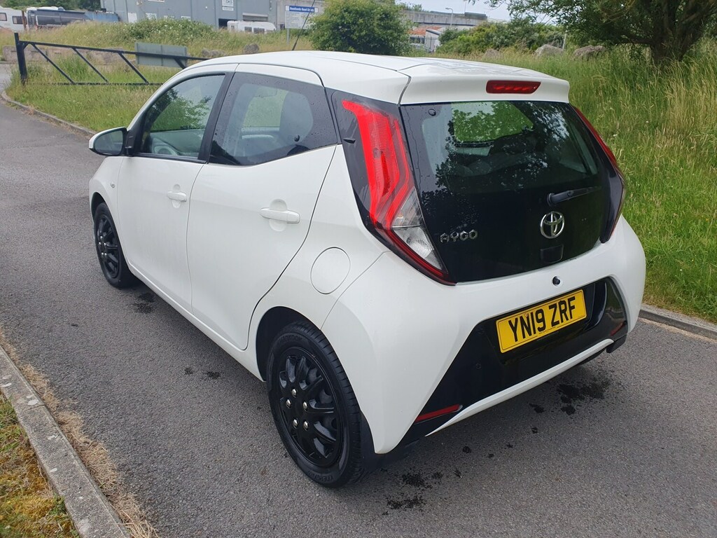 Toyota Aygo 1.0 Vvt-i X-play White #4