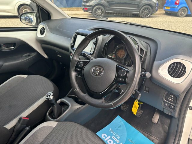 Toyota Aygo 1.0 Vvt-i X-play Hatchback Euro White #2