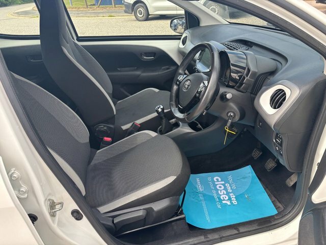 Toyota Aygo 1.0 Vvt-i X-play Hatchback Euro White #3