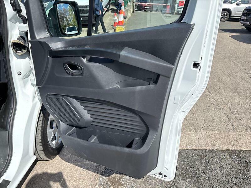 Renault Trafic Ll30 Blue Dci 150 Extra Safety Crew Van White #48