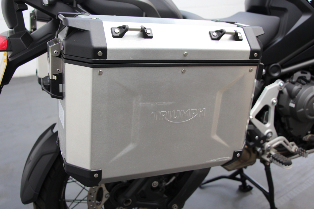 Triumph  1200 Xe Red #3