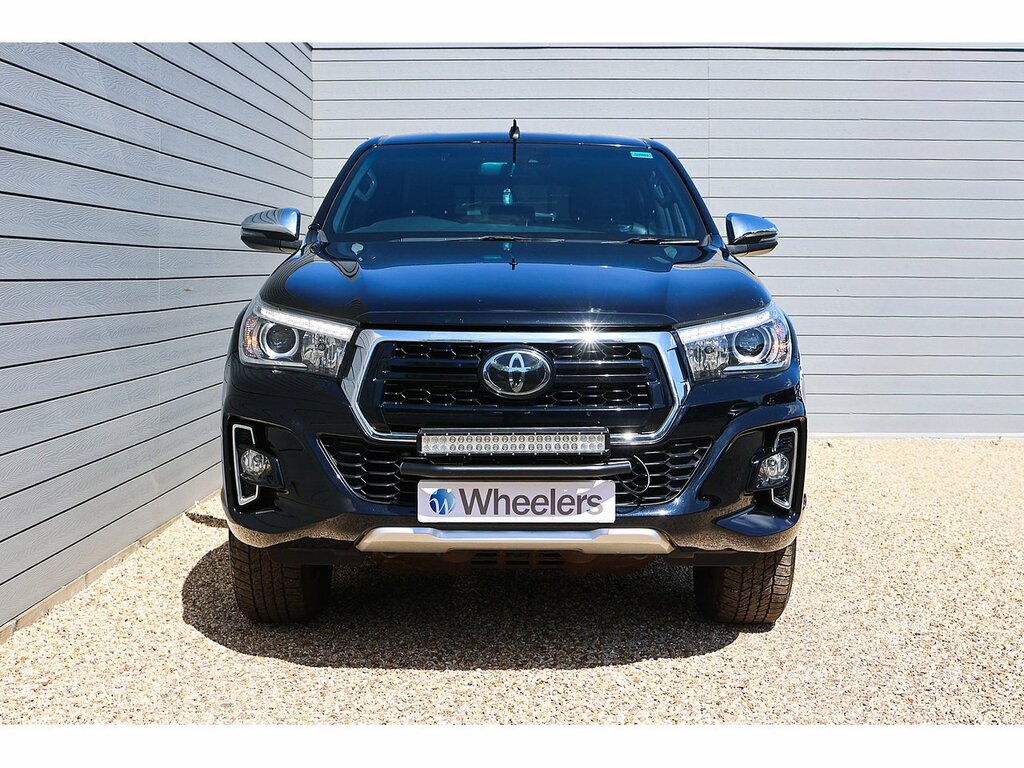 Toyota HILUX D-4d Invincible X Black #4