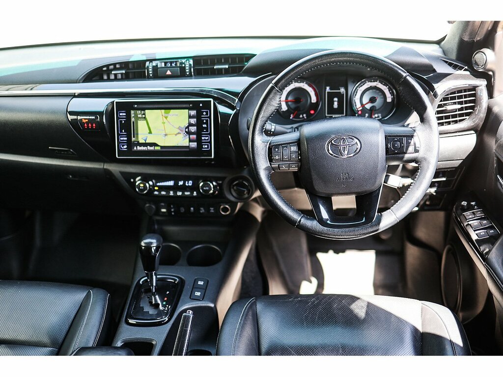Toyota HILUX D-4d Invincible X Black #2