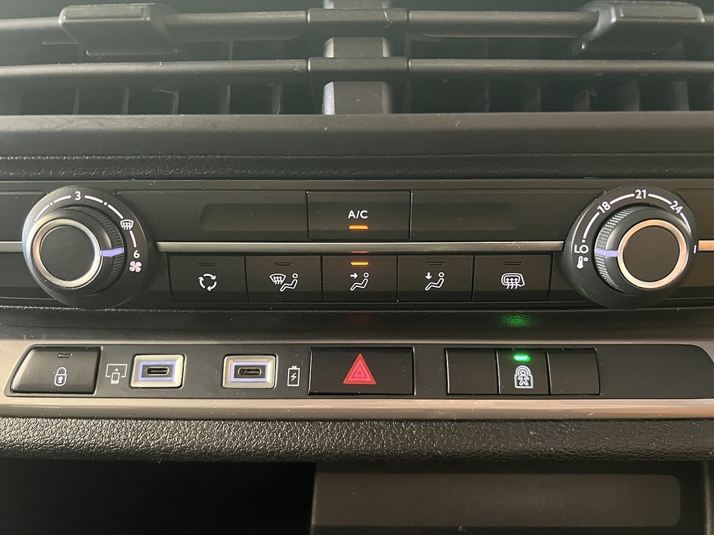 Vauxhall Vivaro 2L Pro 6Dr White #8