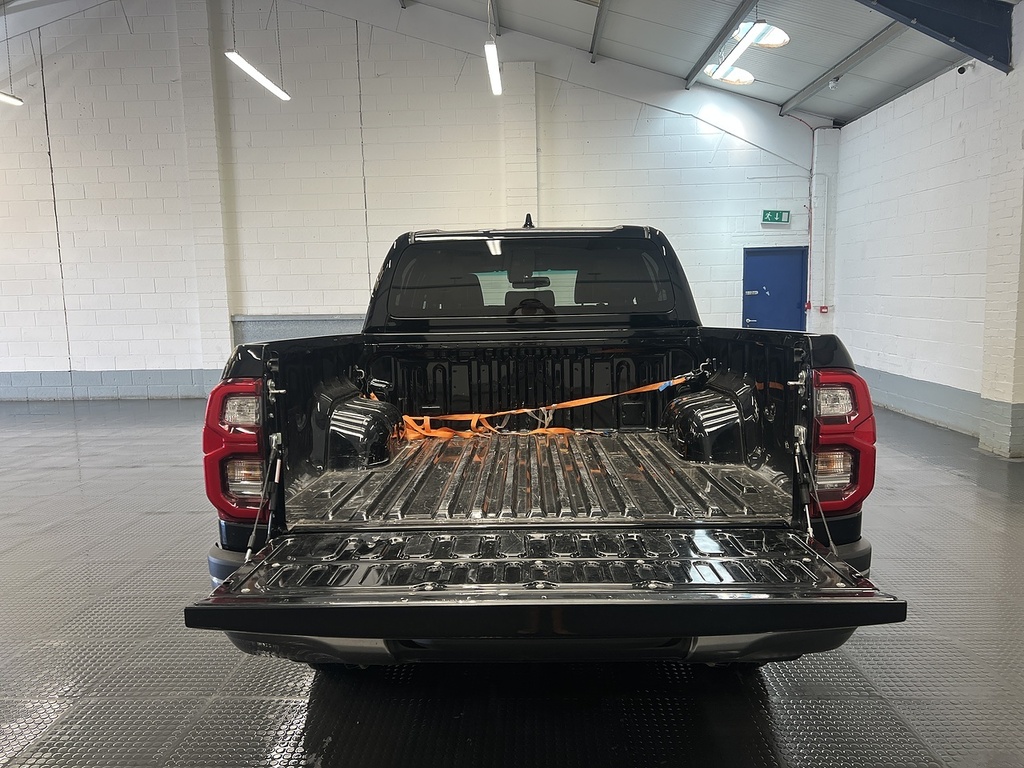 Toyota HILUX 2.8 D-4d-h Invincible X Pickup Hybrid A Black #5