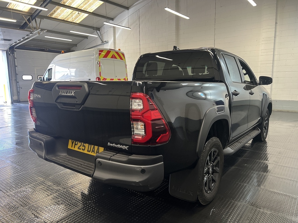 Toyota HILUX 2.8 D-4d-h Invincible X Pickup Hybrid A Black #3
