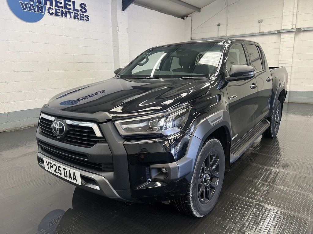 Toyota HILUX 2.8 D-4d-h Invincible X Pickup Hybrid A Black