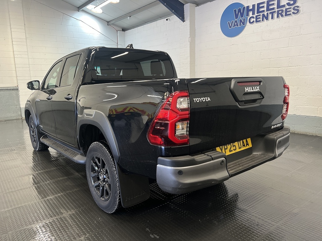 Toyota HILUX 2.8 D-4d-h Invincible X Pickup Hybrid A Black #2