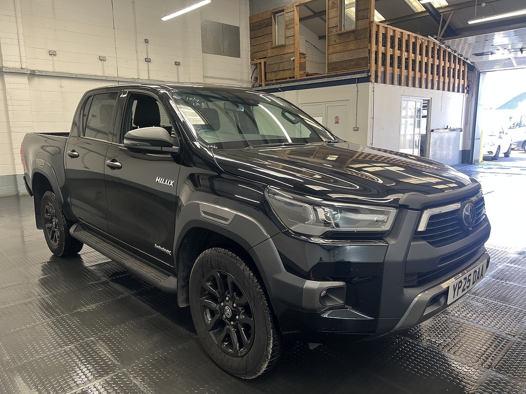 Toyota HILUX 2.8 D-4d-h Invincible X Pickup Hybrid A Black #4