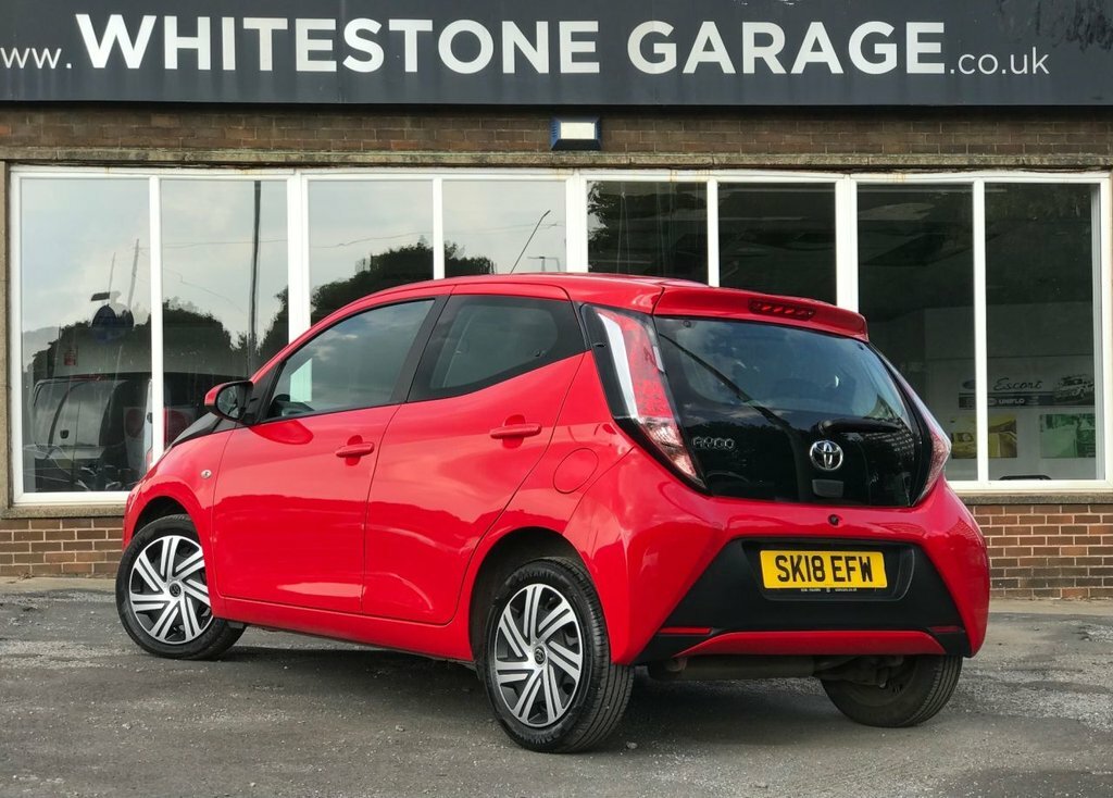 Toyota Aygo 1L X-play Red #4