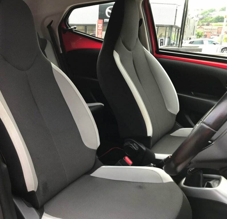 Toyota Aygo 1L X-play Red #6