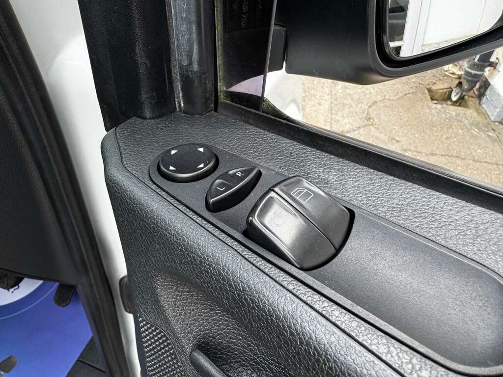 Mercedes-Benz Vito 122Cdi Window Van Black #25