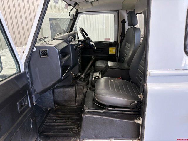 Land Rover Defender 110 2015 2.2 Tdci 120 Bhp 4Wd Cherry Picker Eu White #5