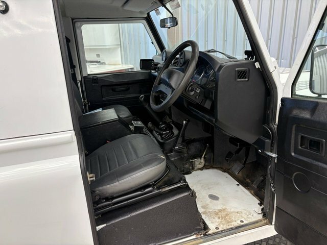 Land Rover Defender 110 2015 2.2 Tdci 120 Bhp 4Wd Cherry Picker Eu White #4