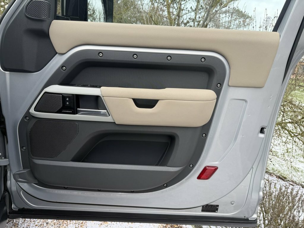 Land Rover Defender 90 X-dynamic Se Black #23
