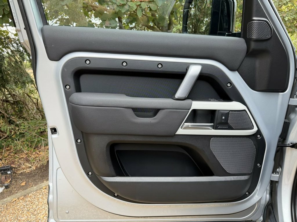 Land Rover Defender 110 D300 X-dynamic Hse Silver #25