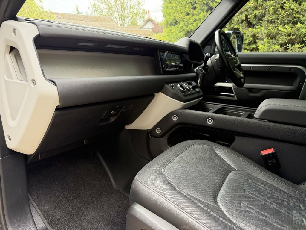 Land Rover Defender 110 D300 X-dynamic Hse Silver #14