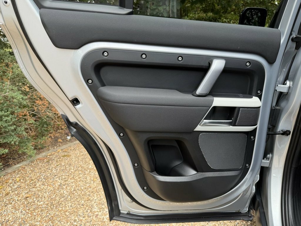 Land Rover Defender 110 D300 X-dynamic Hse Silver #27